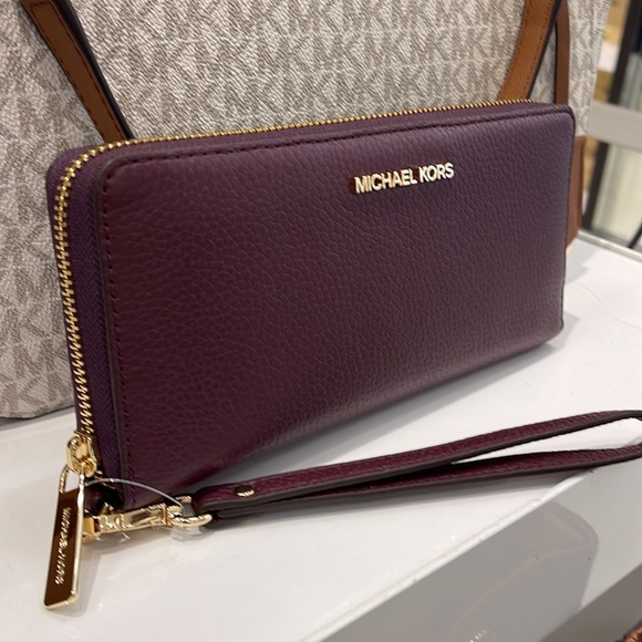 MICHAEL KORS LARGE TRAVEL CONTINENTAL WRISTLET WALLET PHONEHOLDER OXBLOOD - Picture 6 of 16